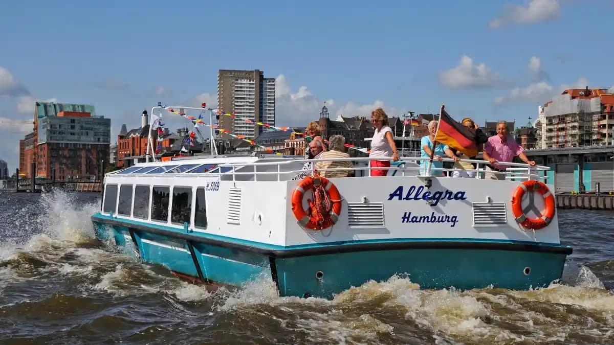 Barkasse Allegra – Heckansicht mit Außendeck