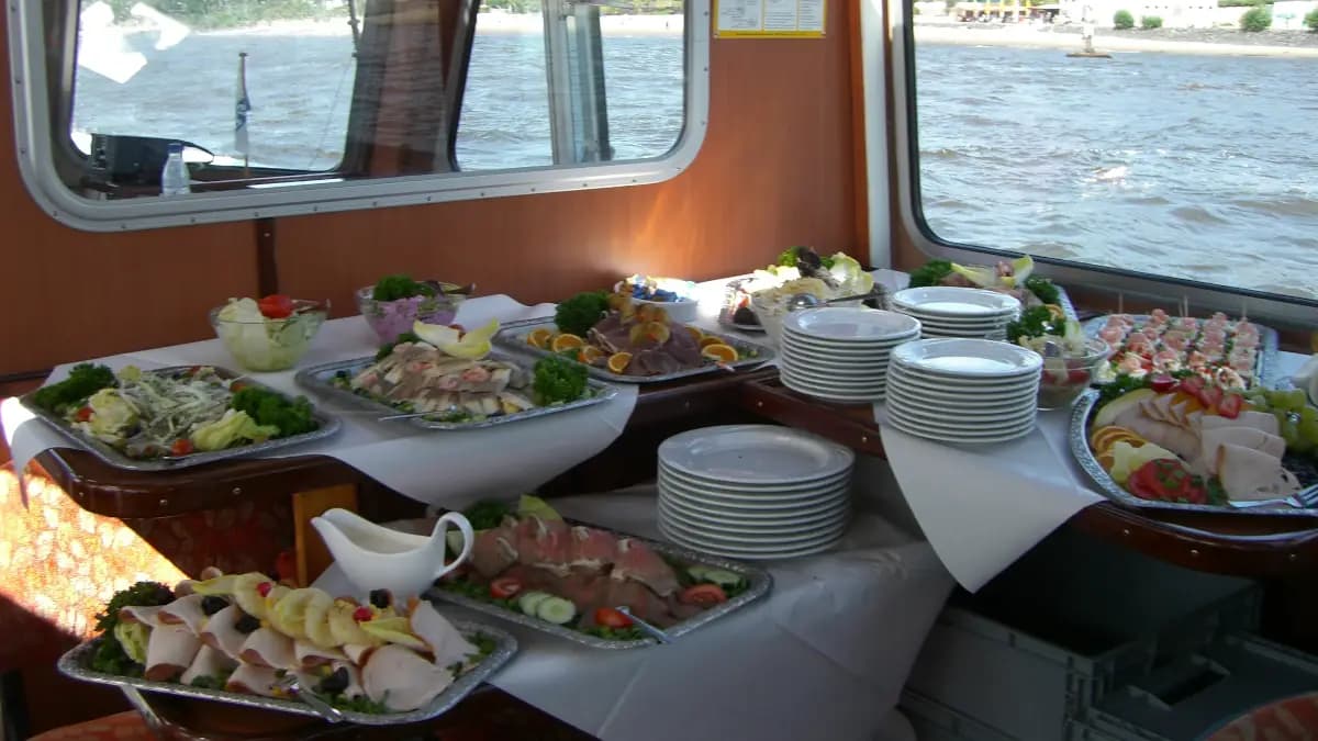 Barkasse Allegra – Innenansicht mit Buffet