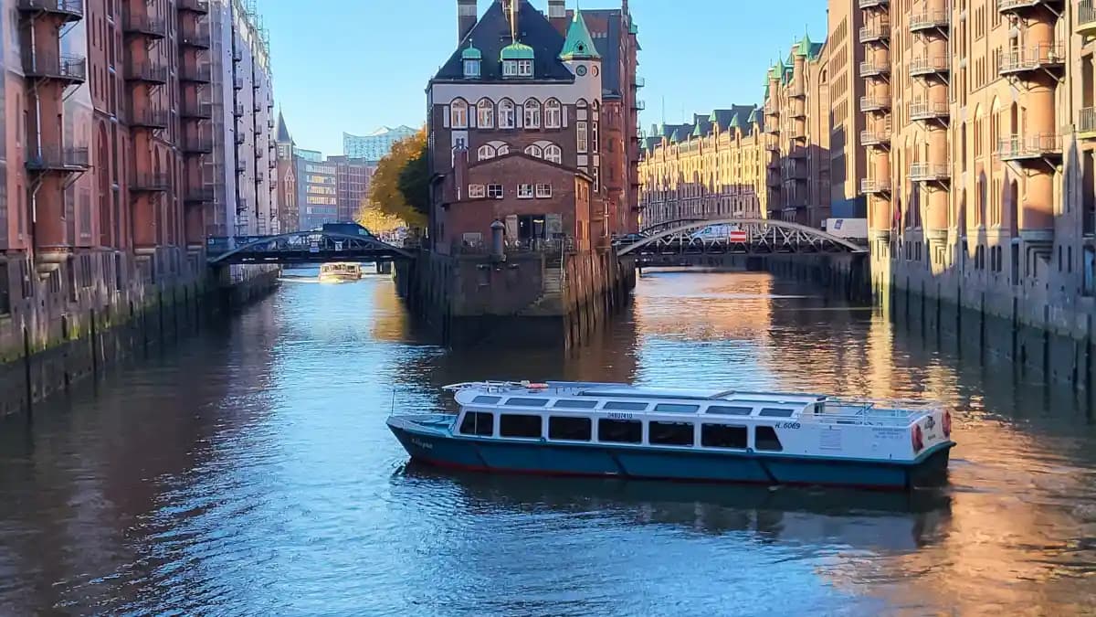 Barkasse Allegra in der Hamburger Speicherstadt