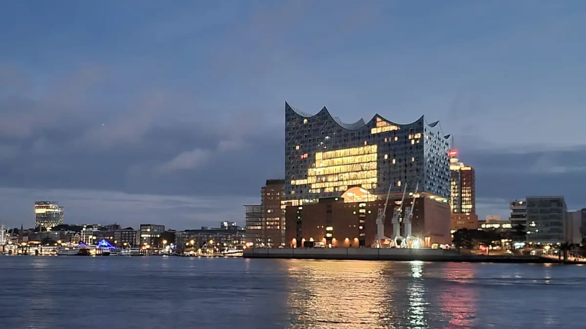 Beleuchtete Elbphilharmonie in Hamburg bei Nacht